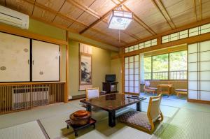 高山市にあるYaki no Yu - Vacation STAY 91764vの部屋にテーブルと椅子がある部屋