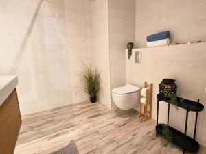 ein Badezimmer mit Toilette und Waschbecken in der Unterkunft Apartamenty Łódź5-Piotrkowska 100m, Manufaktura 1km, Atlas-Arena, parking w budynku in Łódź + 53 Fotos