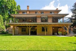 キッチナーにあるLuxurious Pvt room & Pvt heated floor bathroom near Airportの広い家 バルコニー付