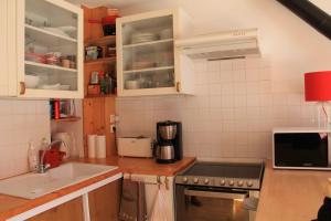 Una cocina con gabinetes blancos y un fregadero. en Comfortable Apartment With Terrace In Chamonix, en Chamonix-Mont-Blanc
