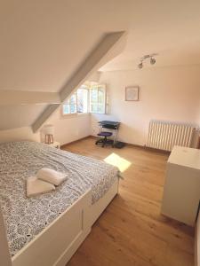 ein Schlafzimmer mit einem Bett und einem Schreibtisch darin in der Unterkunft Domaine Magnolia in Les Abrets en Dauphine + 25 Fotos