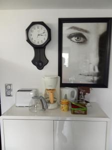 a clock and a picture of a woman on a counter at STUDIO Perpignan in Perpignan