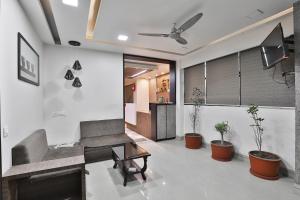 Μια τηλεόραση ή/και κέντρο ψυχαγωγίας στο Hotel O Vatva Railway Station Formerly Anmol Palace