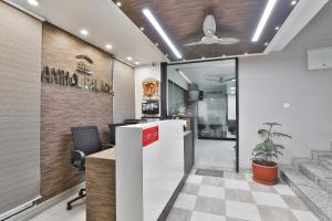 Η κουζίνα ή μικρή κουζίνα στο Hotel O Vatva Railway Station Formerly Anmol Palace +27 φωτογραφίες