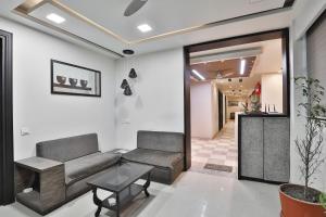 Χώρος καθιστικού στο Hotel O Vatva Railway Station Formerly Anmol Palace