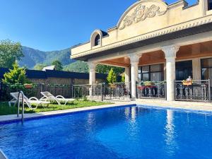 ガバラにあるQafqaz Qabalandia Deluxeの家の前のプール