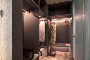 花都にあるZhengsheng Honggu Hotel - Guangzhou Sunac Cultural Tourism City Huadu Plazaのウォークインクローゼット(ドア、バスローブ付)