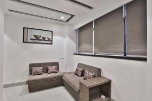 Χώρος καθιστικού στο Hotel O Vatva Railway Station Formerly Anmol Palace