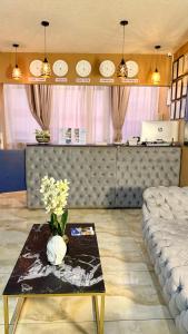 un salon avec une table et un canapé dans l'établissement Residencial DB, à Luanda