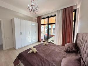 ガバラにあるQafqaz Qabalandia Deluxeのテディベアが2体乗ったベッドのある寝室 +22枚の写真