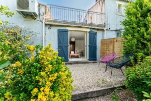 patio z dwoma krzesłami przed domem w obiekcie Appart toit-terrasse en Provence w mieście Eyragues