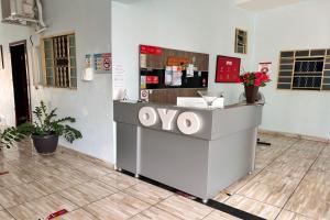 Un mostrador en una habitación con encimera en OYO Pousada Paraná, Cuiabá, en Cuiabá