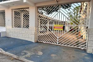 una puerta de garaje con una puerta delante de un edificio en OYO Pousada Paraná, Cuiabá, en Cuiabá