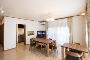 a dining room with a table and chairs at 大戸別邸 Oto Villa 小江戸佐原や鹿島香取神宮観光にも便利な一棟貸しの宿 in Katori
