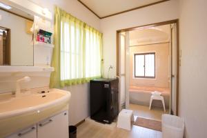 a bathroom with a sink and a toilet and a shower at 大戸別邸 Oto Villa 小江戸佐原や鹿島香取神宮観光にも便利な一棟貸しの宿 in Katori +18 photos