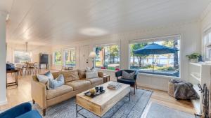 Posezení v ubytování West Shore Lake House by AvantStay Ski Cabin w Backyard Sledding Hill