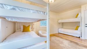 Postel nebo postele na pokoji v ubytování West Shore Lake House by AvantStay Ski Cabin w Backyard Sledding Hill