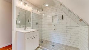 Koupelna v ubytování West Shore Lake House by AvantStay Ski Cabin w Backyard Sledding Hill + 50 fotografií