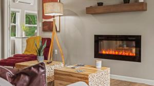 Gallery image of Inn the Poconos by AvantStay Private Lake Access Enclosed Hot Tub in Long Pond