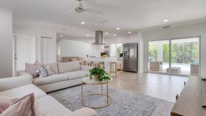 ein Wohnzimmer mit Sofa und Tisch in der Unterkunft Casa Bonita by AvantStay Large Backyard Patio Pool Hot Tub in Bonita Springs