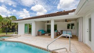 ein Haus mit einem Pool und einem Haus in der Unterkunft Casa Bonita by AvantStay Large Backyard Patio Pool Hot Tub in Bonita Springs