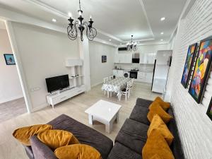 ガバラにあるQafqaz Qabalandia Deluxeのソファとテーブルのあるリビングルーム