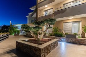 Κήπος έξω από το Villa Orhideja