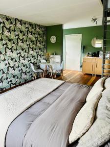Un dormitorio con una cama grande y una mesa. en Rust en Meer, en Zweins