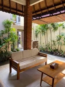 Taman di luar Nagasari Bloom Ubud