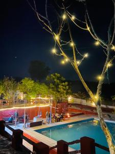 - une piscine avec des personnes assises la nuit dans l'établissement The Mudcasa, à Udaipur 10 autres photos