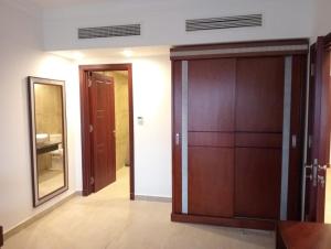 een hal met houten deuren en een spiegel bij شاليه مرسى علم in Marsa Alam