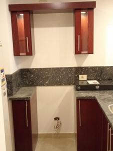 een keuken met een spoelbak en een aanrechtblad bij شاليه مرسى علم in Marsa Alam +12 foto's