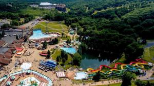 Bazén v ubytování Alpine Escape by AvantStay On Camelback Mountain Near WaterparkAttractions nebo v jeho okolí