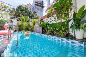 a pool in the middle of a building at Villas Hồ Bơi HM Bãi Sau Thoáng Mát Sân BBQ in Vung Tau