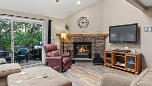 TV a/nebo společenská místnost v ubytování Alpine Escape by AvantStay On Camelback Mountain Near WaterparkAttractions