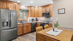 Kuchyň nebo kuchyňský kout v ubytování Alpine Escape by AvantStay On Camelback Mountain Near WaterparkAttractions