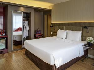 a large white bed in a hotel room at Mercure Sao Paulo Jardins in Sao Paulo +99 photos