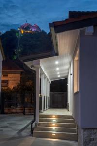 ein Haus mit einer Treppe, die zu einem Gebäude führt in der Unterkunft Casa Branga in Deva