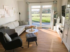 een woonkamer met een bank en een tafel bij Landhaus Scholz in Dollerup +29 foto's
