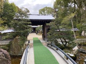 長浜市にあるオハナの橋のある庭園の緑の歩道
