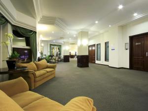 a living room with couches at Mercure Jaragua do Sul in Jaraguá do Sul +88 photos