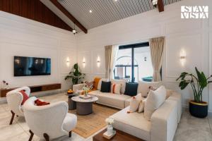 Χώρος καθιστικού στο StayVista at Ridge & Root with Bonfire, Jacuzzi