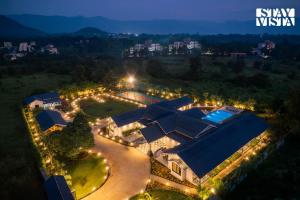 une vue aérienne d'un manoir la nuit dans l'établissement StayVista at Ridge & Root with Bonfire, Jacuzzi, à Karjat