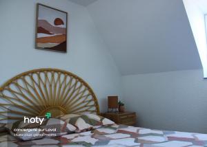 ein Schlafzimmer mit einem Bett und einem Bild an der Wand in der Unterkunft Apartee - Charmant T2 en centre ville de Laval in Laval