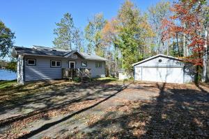 una casa con garaje al lado de una entrada en Sandy Shores Condo, en Namekagon 25 fotos más