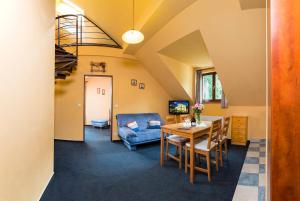 salon ze stołem i kanapą w obiekcie Yellow Ski Apartments w Rokitnicach nad Izerą