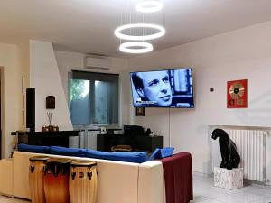 Μια τηλεόραση ή/και κέντρο ψυχαγωγίας στο Utopia Bed & Breakfast +16 φωτογραφίες