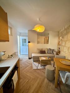 Χώρος καθιστικού στο Grand Chai - Elegant Nest Near Tram B