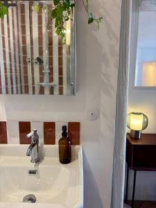 Ένα μπάνιο στο Grand Chai - Elegant Nest Near Tram B
