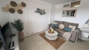 ein Wohnzimmer mit Sofa und Tisch in der Unterkunft Flamingo Luxury Views by Deihu Experiences in Palm-mar